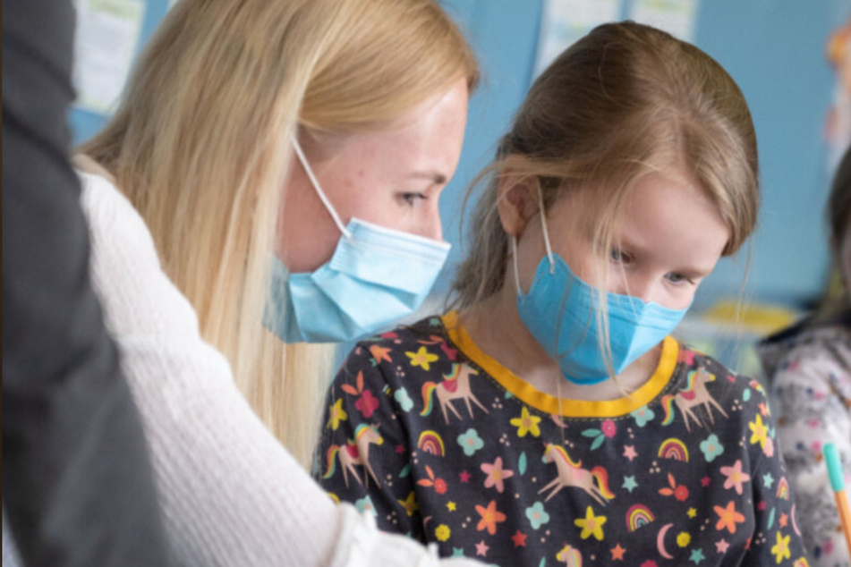 Müssen unsere Kinder bald wieder Maske tragen im Unterricht? NRW-Schulministerin klärt auf!