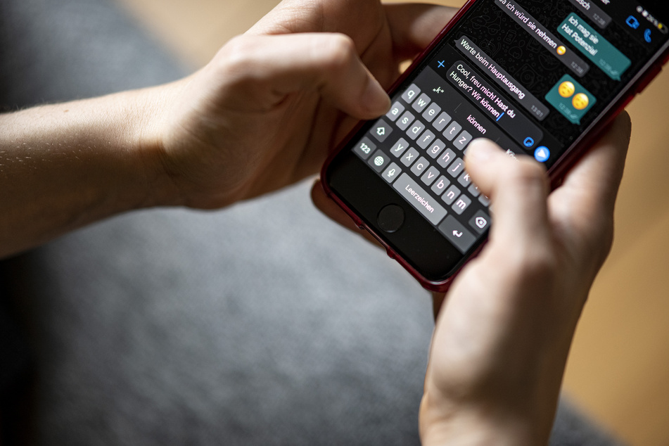Eine Frau antwortet auf eine WhatsApp-Nachricht: Bei unbekannten Absendern ist Vorsicht geboten.