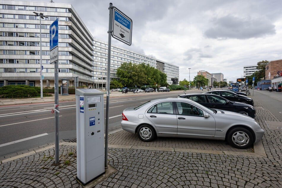 An den 191 Parkautomaten der Stadt kann per App und bar bezahlt werden.