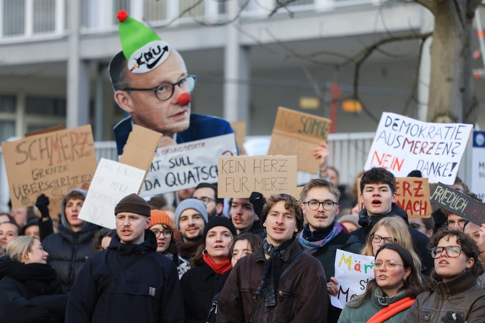 Die Protestler hielten Schilder mit Aufschriften wie "Kein Herz für Merz" in die Höhe.