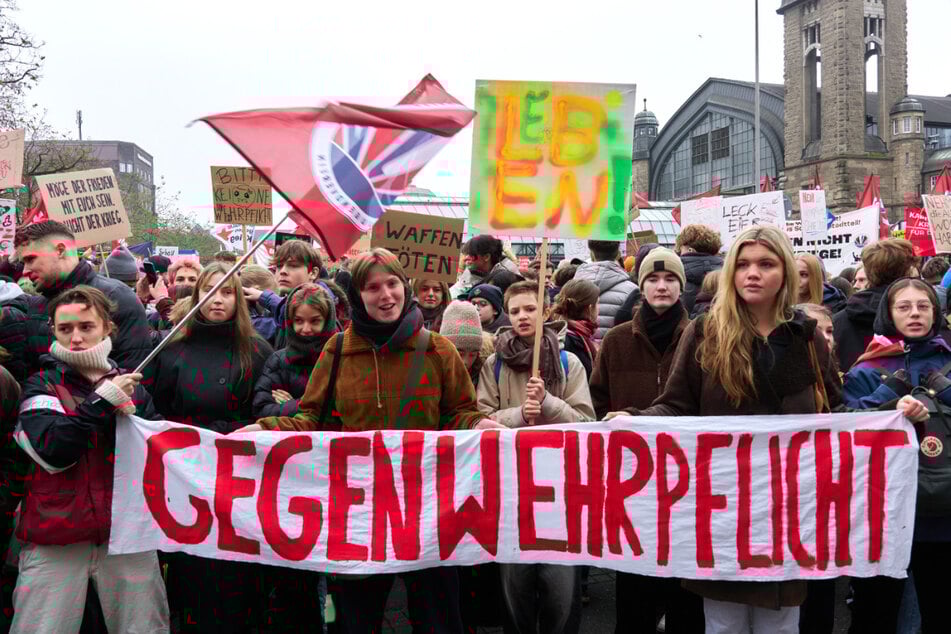 In Hamburg sind mehr als Tausend Schüler gegen die geplante Wehrpflicht der Bundesregierung auf die Straße gegangen.