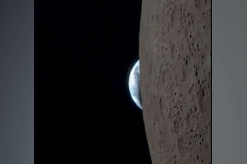 Das Video zeigt, wie die Erde langsam hinter dem Mond verschwindet.