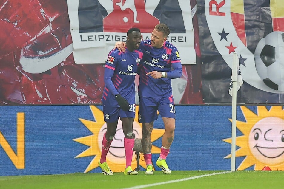 Silas (l.) traf erstmals im Mainz-Trikot.