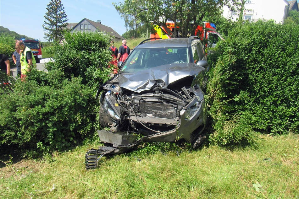 Der SUV wurde bei dem Crash stark demoliert.
