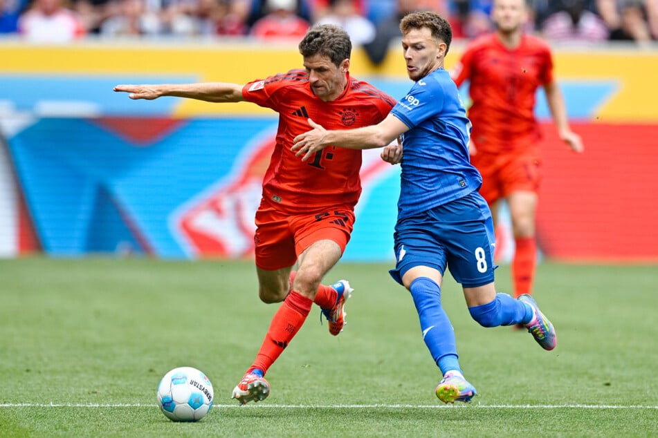 Seine letzte Stunde als Bayern-Bundesligist: Thomas Müller (l.), hier im Zweikampf mit Hoffenheims Dennis Geiger, stand ab Anpfiff für 60 Minuten auf dem Platz.