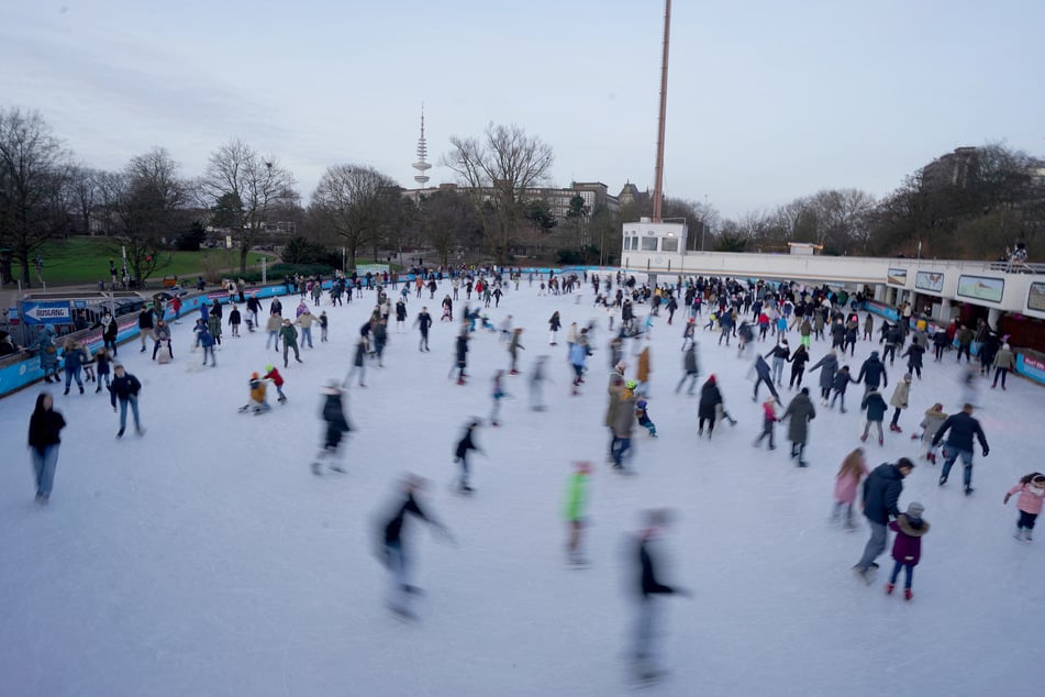 Die EisArena Hamburg liegt mitten im "Planten un Blomen" und ist nach eigenen Angaben die größte Open-Air-Kunsteisbahn Europas.