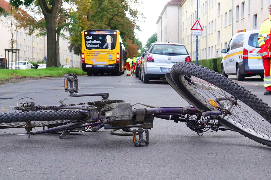 Fahrrad "Marke Eigenbau" kracht gegen Linienbus: Radler verletzt
