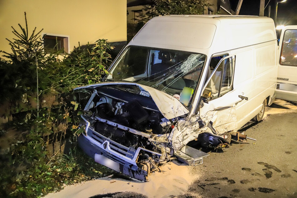 Sowohl der Renault als auch der VW wurden bei dem Unfall schwer beschädigt.