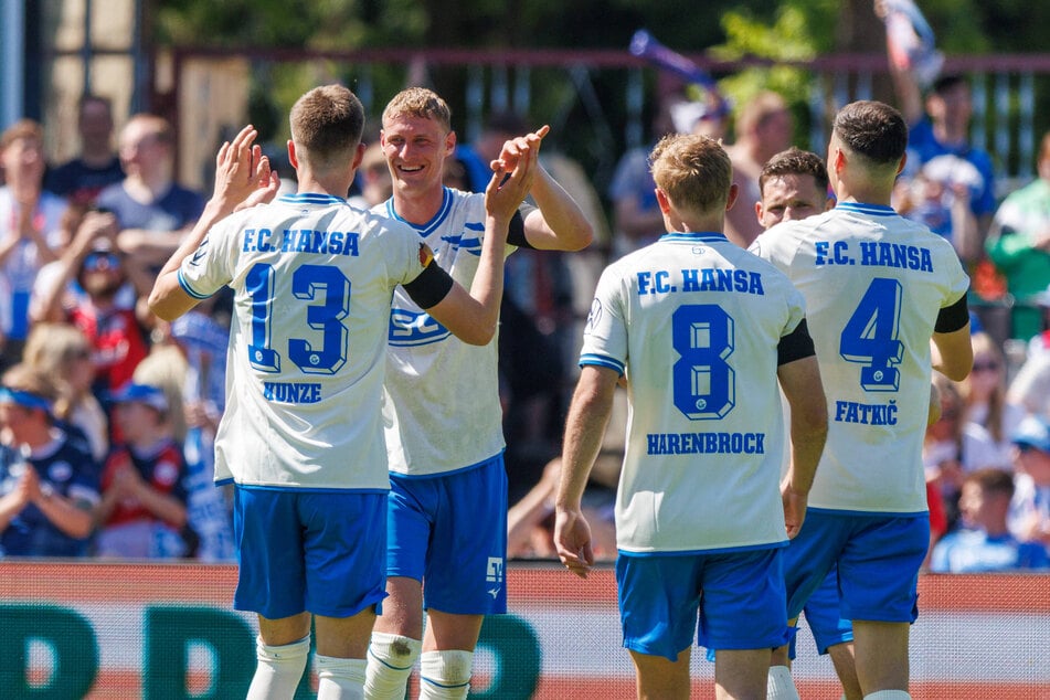 Lukas Kunze (Nr. 13) und Cedric Harenbrock (Nr. 8) klatschen nach dem Landespokalsieg ab. Werden sie noch mal Hansas Trikot tragen?