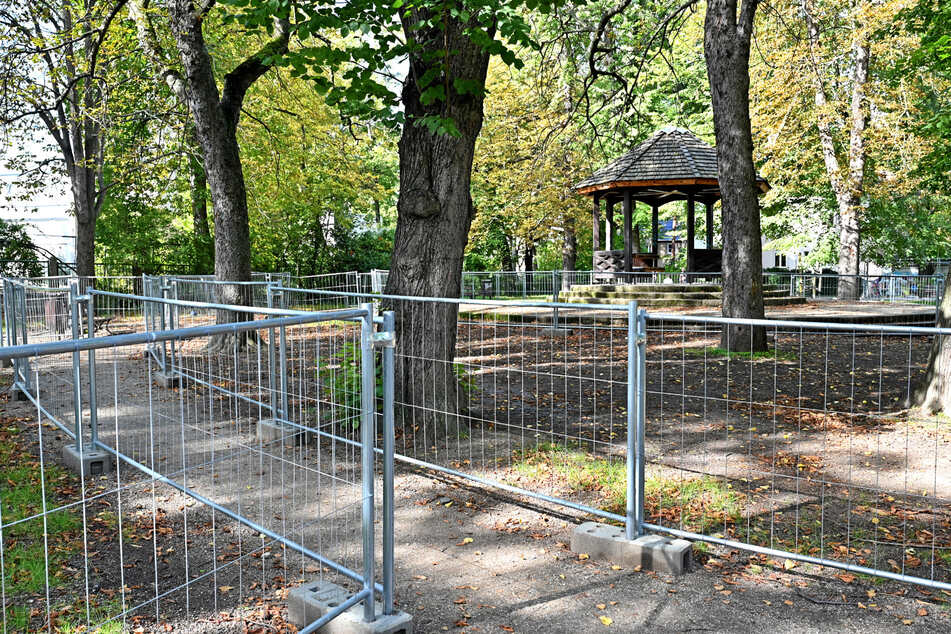 Der Park an der Würzburger Straße ist mit Bauzäunen durchzogen.