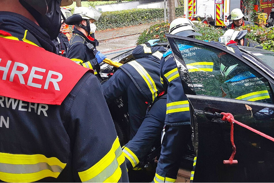 Die Einsatzkräfte der Feuerwehr mussten den 80-Jährigen schonend aus seinem Fahrzeug bergen.