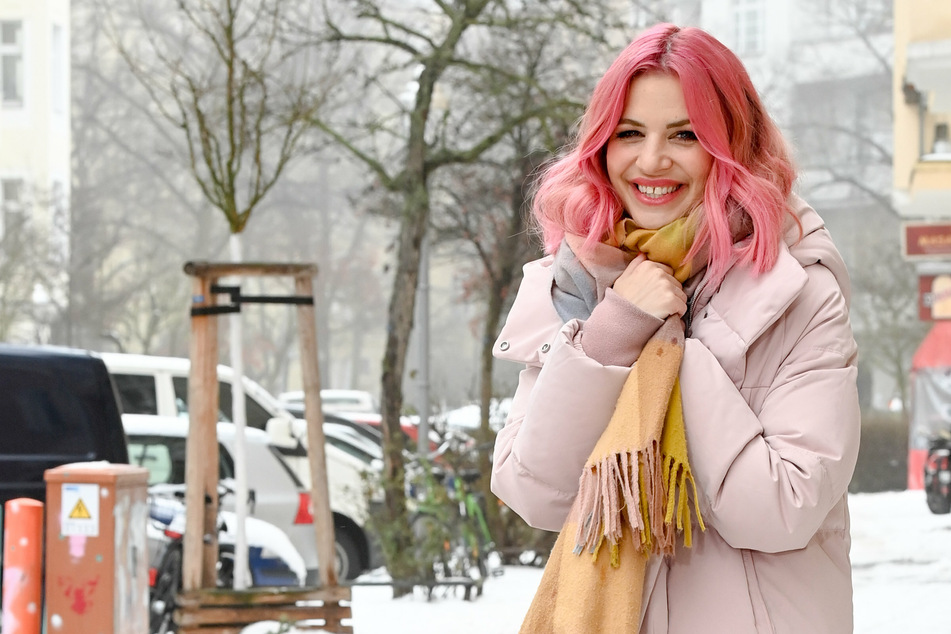 Die Schauspielerin und Autorin Susan Sideropoulos (40) im Februar 2021 bei einem Spaziergang in ihrem Kiez in Charlottenburg am Lietzensee