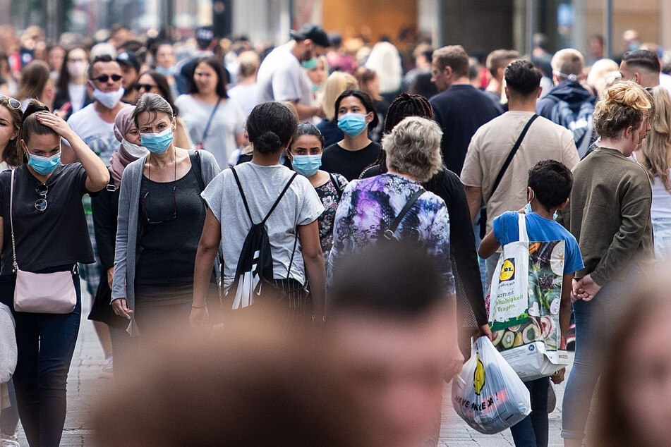 Menschen in der Schildergasse in Köln.