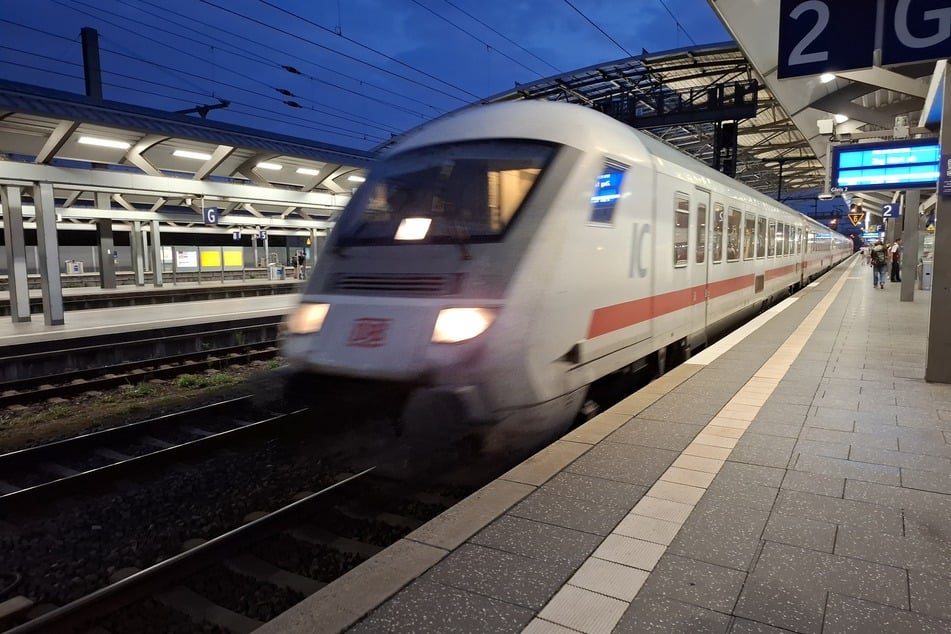 Die einstöckigen Reisezugwagen prägten lange Zeit den Fernverkehr der Deutschen Bahn.