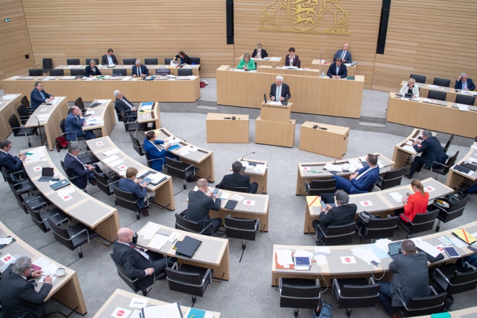 Winfried Kretschmann (72, Grüne), Ministerpräsident von Baden-Württemberg, spricht während einer Landtags-Sitzung im Plenarsaal.