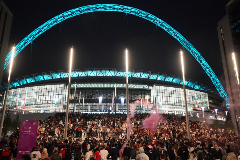 Tausende Menschen sammelten sich zum Finale der EM 2020 vor dem Wembley-Stadion. Doch nicht alle hatten auch ein Ticket.