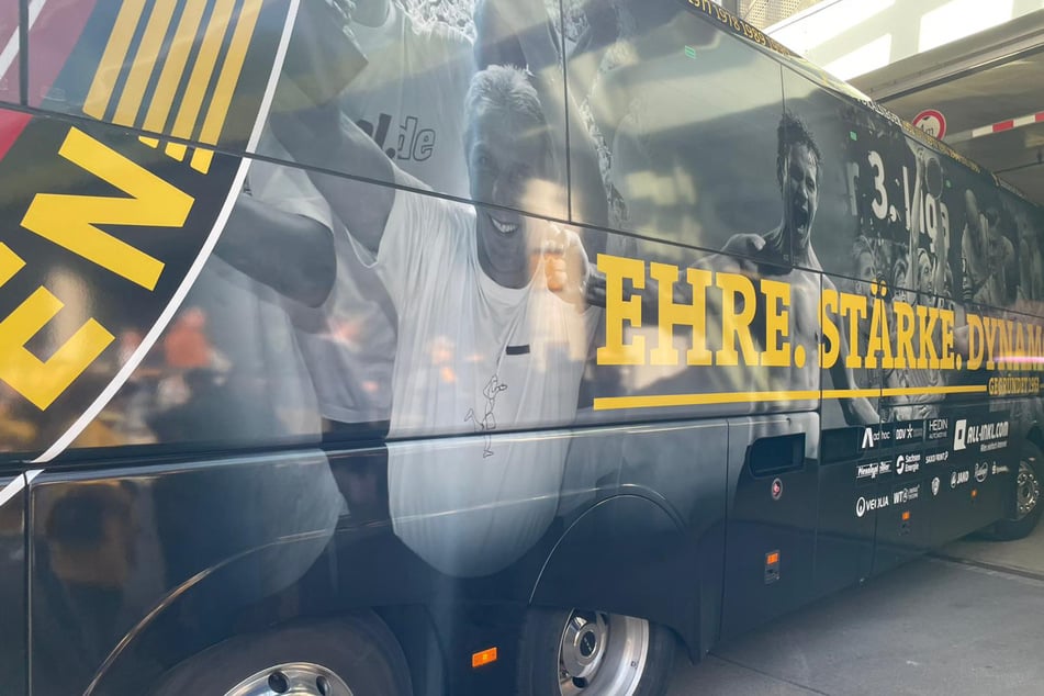 Vor wenigen Minuten ist der Mannschaftsbus von Dynamo Dresden am Rudolf-Harbig-Stadion eingetroffen.