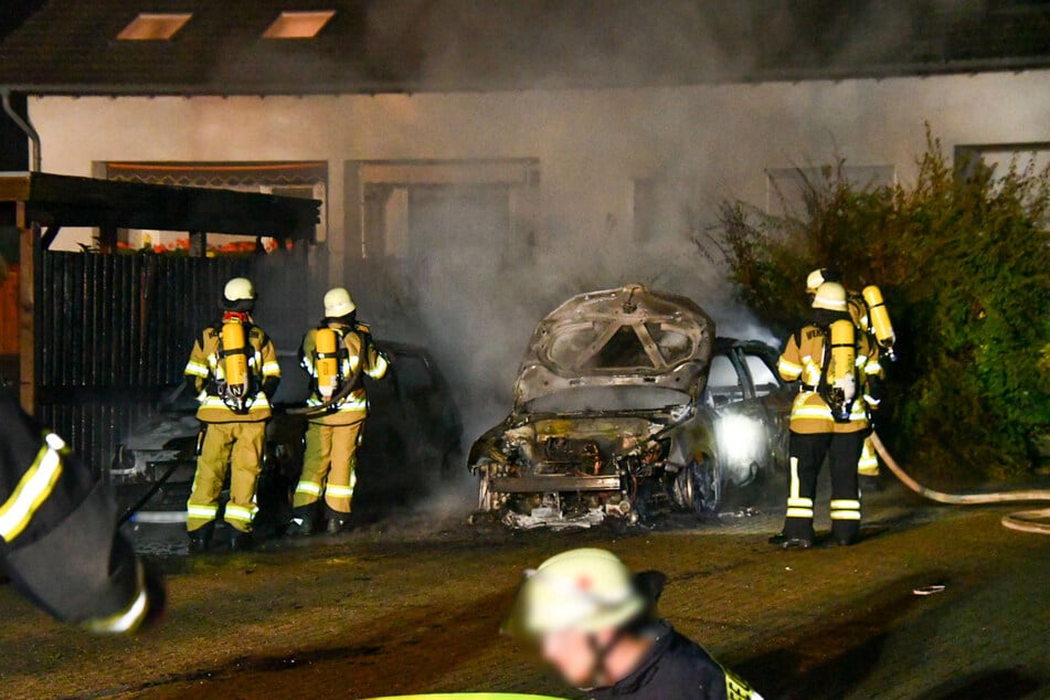 Die Feuerwehr löschte die lichterloh brennenden Autos in der Nacht zu Samstag. Verletzt wurde glücklicherweise niemand.