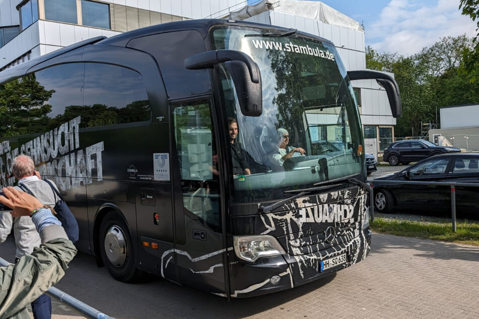 Um 16.43 Uhr fuhr der Mannschaftsbus von St. Pauli am Volksparkstadion vor.