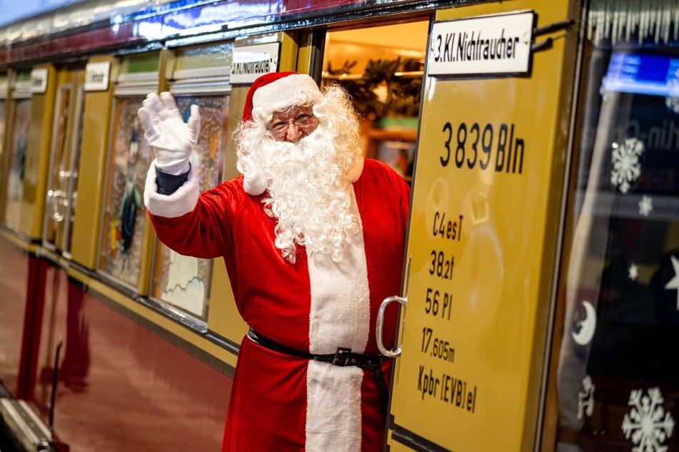 Auch in Berlin ist der Weihnachtsmann schon einmal mit einer historischen S-Bahn gefahren. (Archivbild)