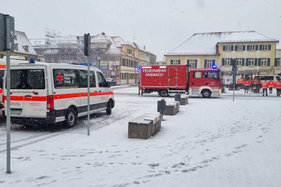 Neben der Polizei waren auch Rettungssanitäter und Feuerwehr am Ansabcher Bahnhof im Einsatz.