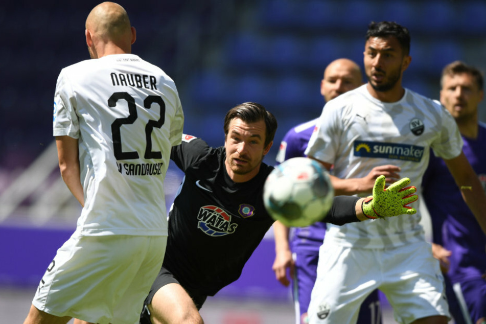 Martin Männel geht zum Ball und klärt gegen die Sandhäuser.