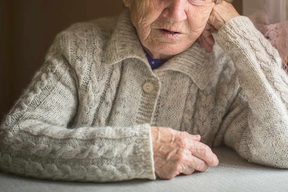 Seniorin (87) kämpft gegen Einbrecher, dann bietet sie ihm Mandarinen an