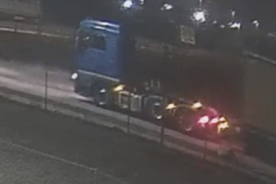 Die Polizei fahndet nach diesem Sattelschlepper.