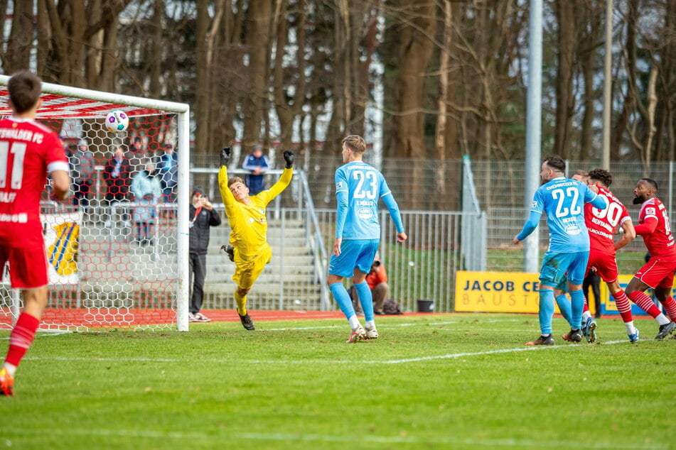 Das Glück des Tüchtigen: Nach diesem Ball streckte sich David Wunsch (20) in Greifswald vergeblich, doch die Kugel strich am Kasten vorbei.