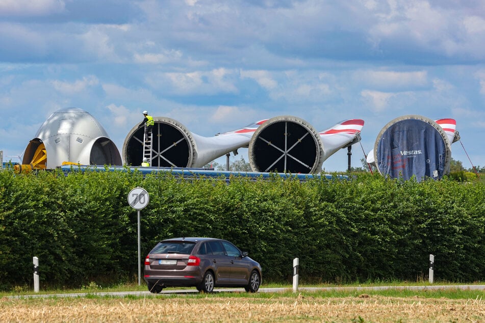 Der Rückbau hat begonnen. Die Größe der Rotorblätter lassen die Dimension des Rades erahnen.