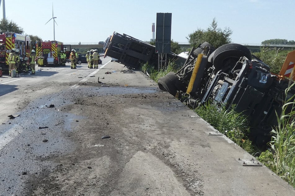 Heftiger Unfall auf der A27: Laster stürzt von Moorbrücke, stundenlange Vollsperrung
