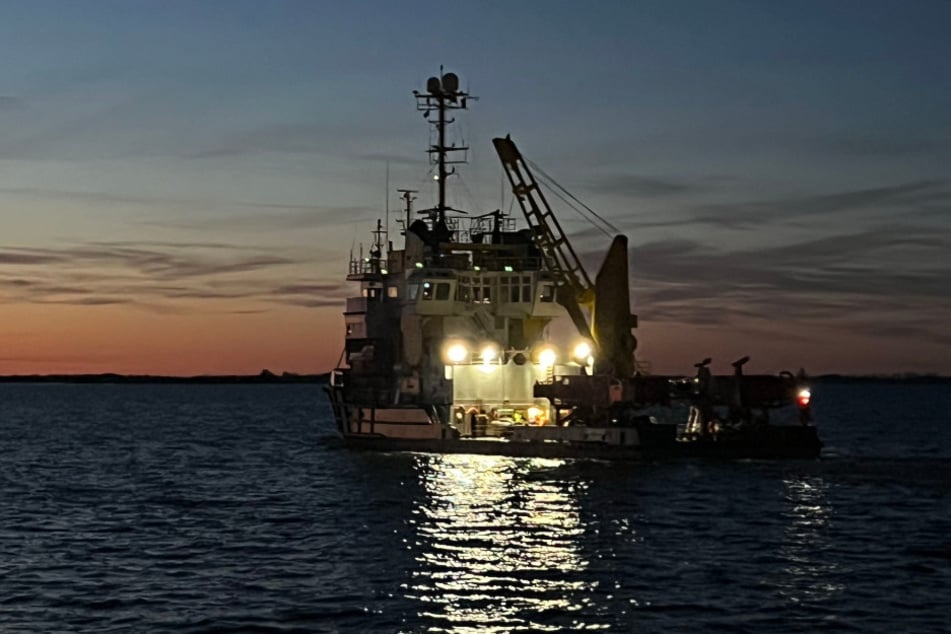 Timmy hat seine große Reise begonnen! Die Schlepper ziehen den Wal Richtung Sonnenuntergang.