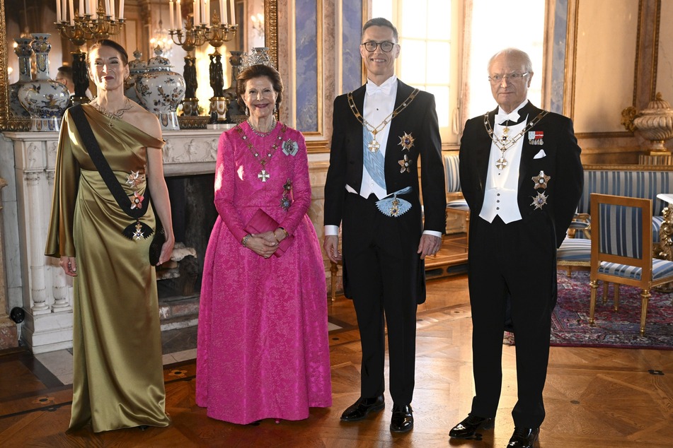 Suzanne Innes-Stubb (54) mit Königin Silvia von Schweden, Alexander Stubb (56) und König Karl Gustaf (77, v.l.n.r.)