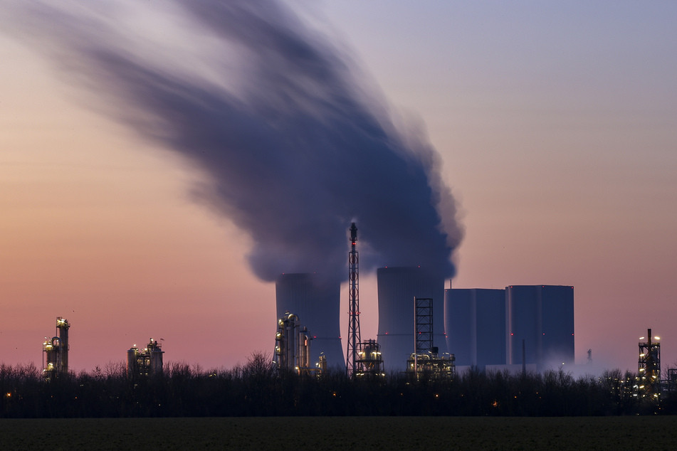 Künftig müssen Unternehmen Verschmutzungszertifikate kaufen, sobald sie Kohlendioxid ausstoßen. (Symbolbild)