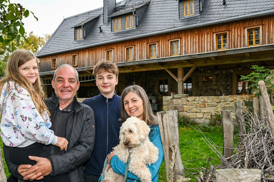 Das historische Fachwerkhaus ist verkauft. Schon in wenigen Tagen verlassen Holm (56) und Anja Bräuer (49) die Heimat zusammen mit den Kindern Helena (8) und Nathan (14).