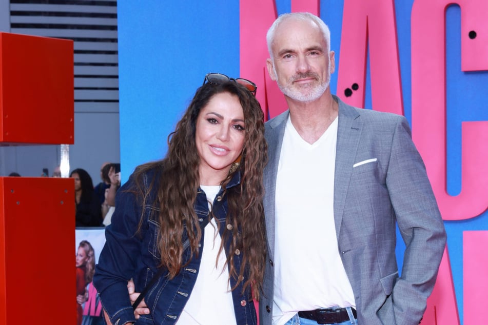 Een van hun eerste gezamenlijke optredens: Simone Thomalla (60) verschijnt met haar nieuwe partner René (55) bij de première van "Die nackte Kanone".