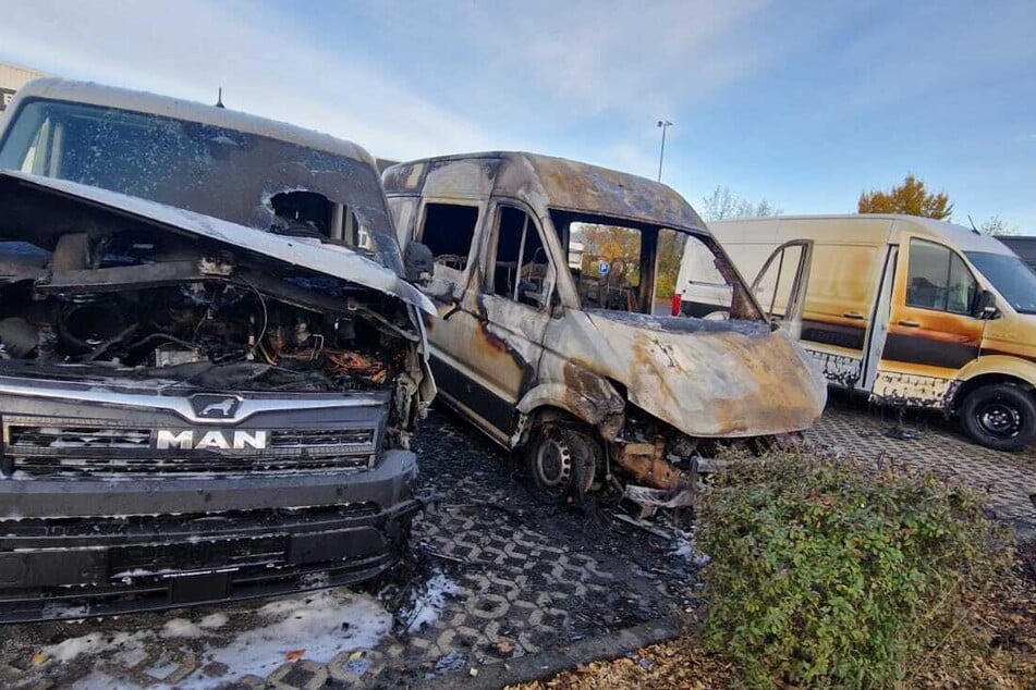 Auch diese Transporter wurden zum Raub der Flammen.