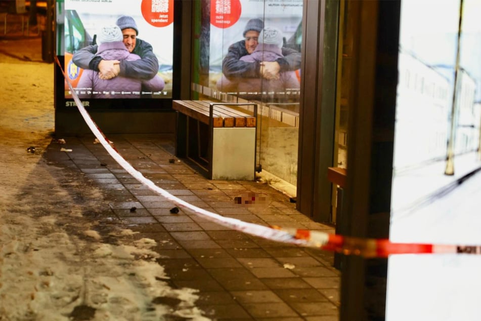 Im Haltestellenbereich waren mehrere Blutflecken zu sehen.