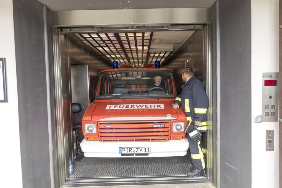Da ist nicht mehr viel Platz, wenn das Feuerwehrauto der Festung im Aufzug steht.