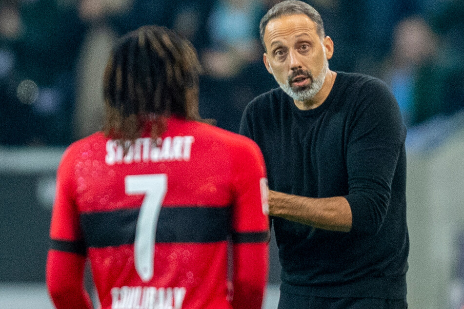 Dieses Jersey hatte Tanguy Coulibaly (20, l.) wohl einem kleinen VfB-Fan schenken wollen.