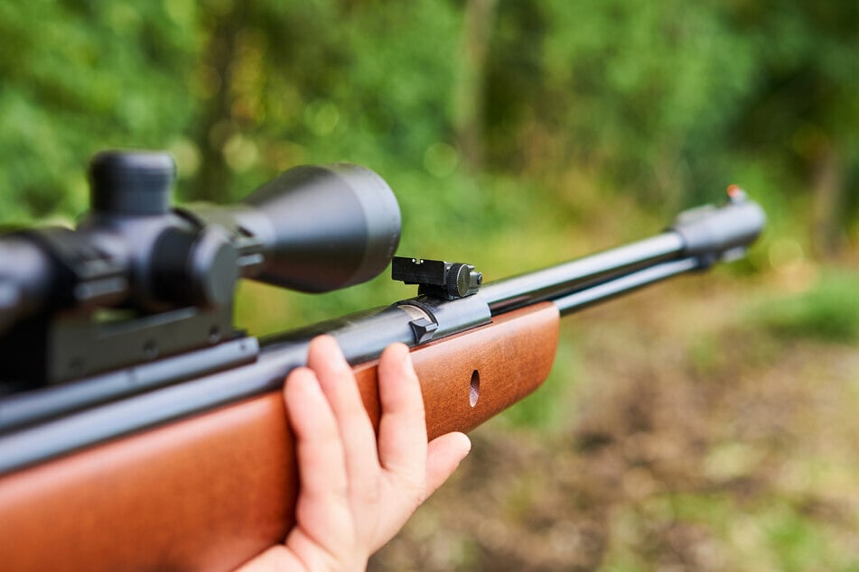 Ein Mann schoss in Reichenbach mit einem Luftgewehr aus dem Fenster. (Symbolbild)
