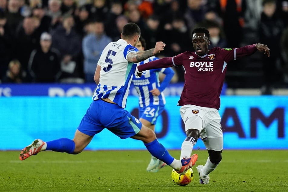 Mit West Ham United ist Soungoutou Magassa (22, r.) gerade aus der Premier League abgestiegen. Kommt er jetzt in die Bundesliga?