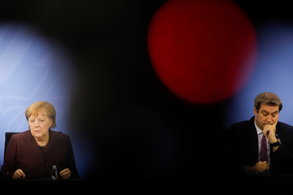 Bundeskanzlerin Angela Merkel (CDU) und Markus Söder (CSU), Ministerpräsident von Bayern, nehmen an einer Pressekonferenz nach den Beratungen mit den Länderregierungschefs im Kanzleramt teil.