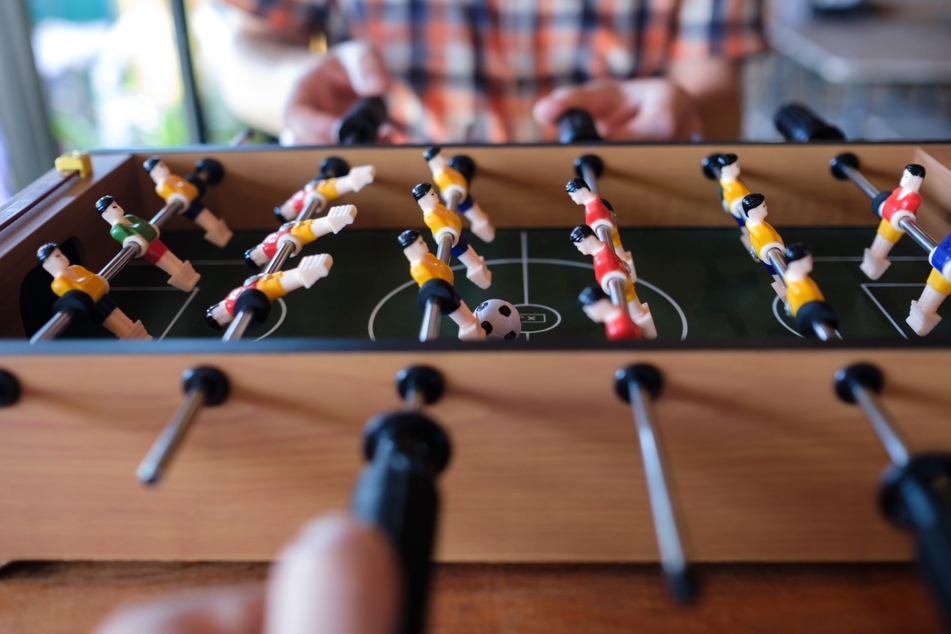 Ein Mini-Tischkicker ist ein spaßiges Fußball-Geschenk. (Symbolbild)