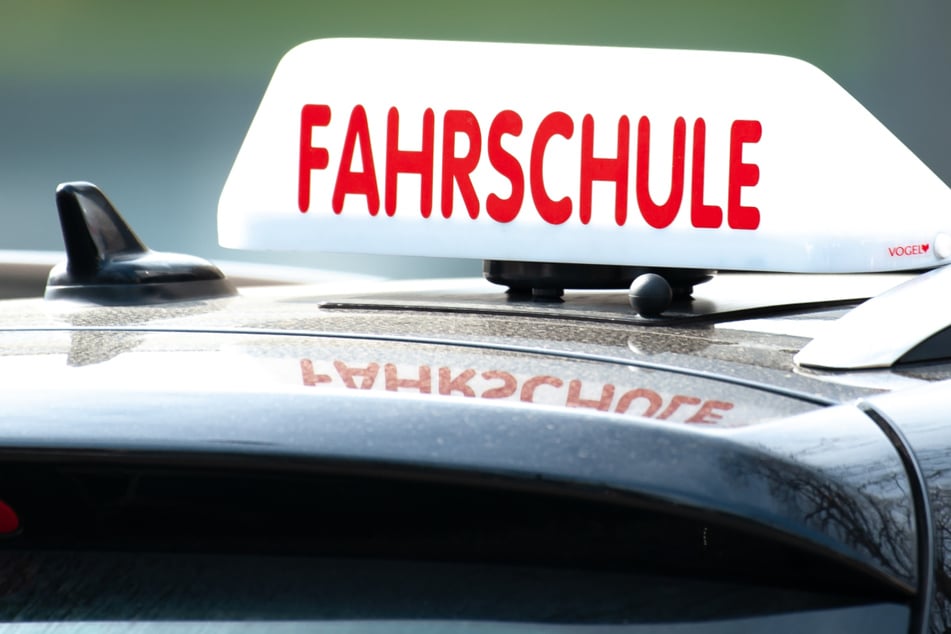 Auch nach den Corona-Lockdowns ist die Zahl der Fahrschulen im Südwesten nach Angaben des Fahrlehrerverbands nicht wesentlich zurückgegangen. (Symbolbild)
