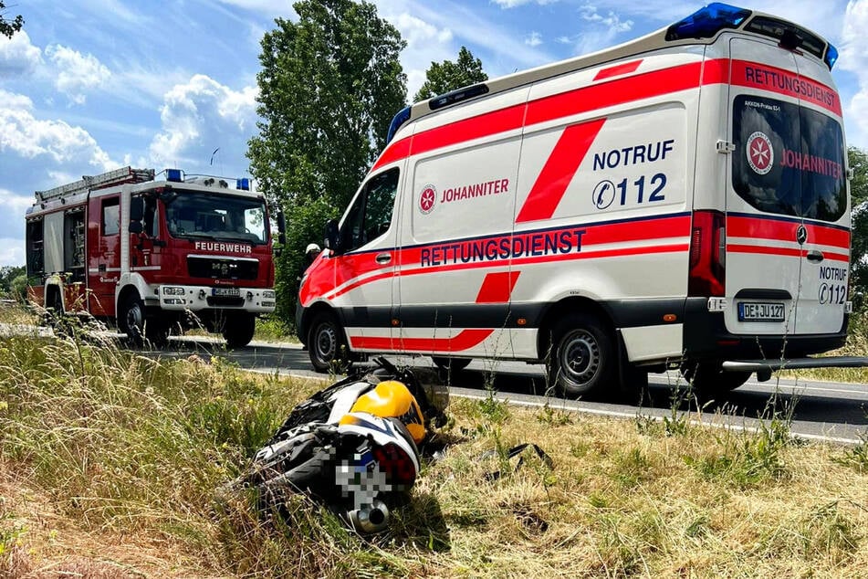 Der Rettungsdienst brachte den schwer verletzten Motorradfahrer (†41) noch in ein Krankenhaus, wo er jedoch verstarb.