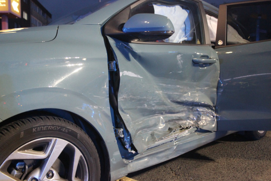 Auch der Hyundai der 38-Jährigen erlitt einen enormen Schaden auf Höhe der Fahrerinnentür.