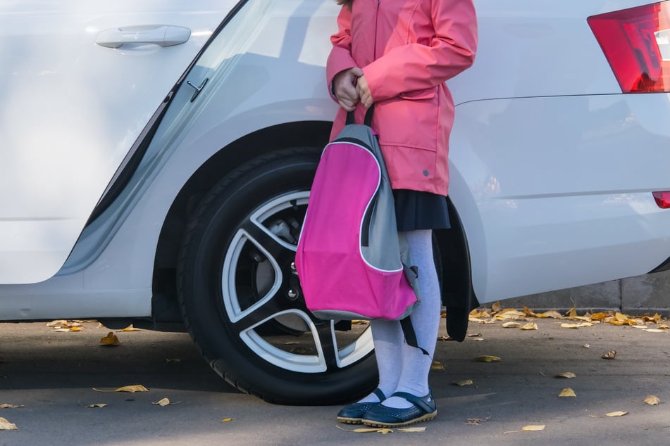 Eine Mutter brachte ihre Tochter (12) zur Schule und rollte beim Losfahren über sie. (Symbolfoto)