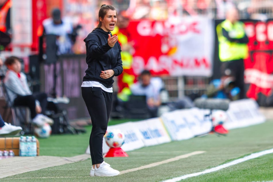 Werden in der Bundesliga zukünftig mehr Cheftrainerinnen wie Marie-Louise Eta (34) an der Seitenlinie stehen?