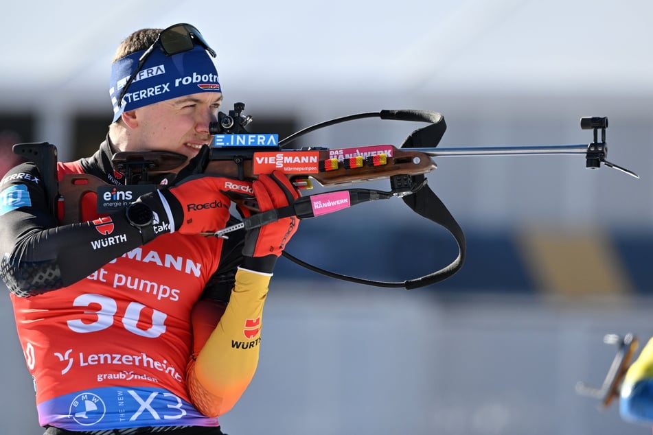 Stehend hat Justus Strelow (28) zum Auftakt beim Sprint und im Verfolger immer eine Scheibe stehen gelassen.